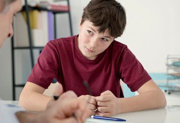 Junge im Beratungsgespräch