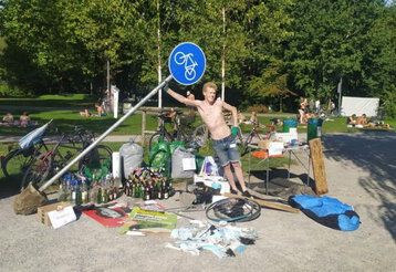 Junge mit Müllberg aus dem Rhein
