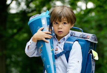 Junge mit Schultüte
