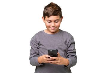 ein Junge guckt aufs Smartphone