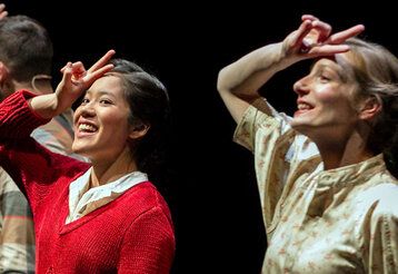 Schauspielerinnen auf der Bühne