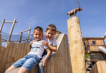 Zwei Jungs spielen in der Abenteuer Alm im Alpenpark Neuss
