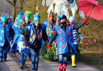 Der Karnevalszug der WfaA zieht durch den Südpark