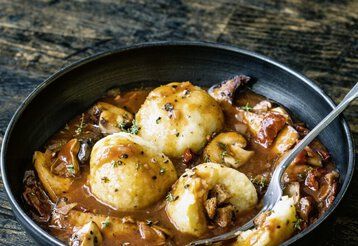 Pfanne mit 3 Kartoffelknödeln und Pilzragout