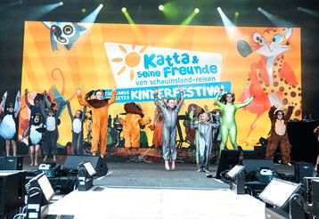 Kinder tanzen auf der Bühne beim Katta Festival