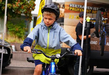 Kind mir Fahrrad an Zweirad-Prüfstation  des ADACs