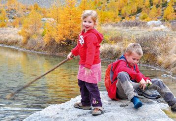 Kinder am Fuße des Riedgletschers