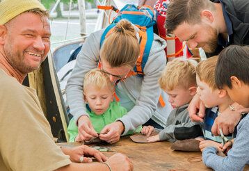 Kinder basteln beim Limesfest in Xanten