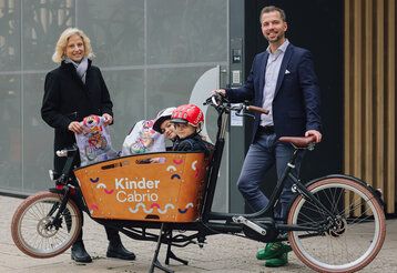 Vorstellung des neuen Leihlastenrades mit Kindertransportfunktion an der Mobilitätsstation Kirchplatz durch Katharina Metzker, Leiterin des Amtes für Verkehrsmanagement, und Dr. David Rüdiger, Geschäftsführer der Connected Mobility Düsseldorf