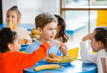 Kinder essen in der Schule