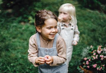 Zwei Kinder laufen durch die Natur