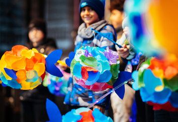 Kinder mit Laternen auf dem Martinsmarkt Monheim
