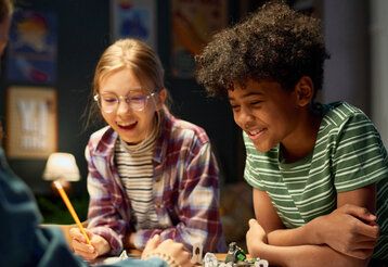 Kinder spielen ein Brettspiel