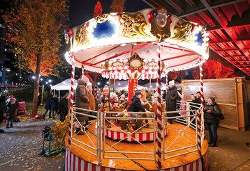 historisches Kinderkarussell im Berty-Albrecht-Park bei der Pempelfort Christmas Lounge