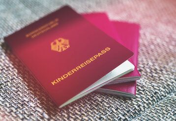 Zwei Kinderreisepässe liegen übereinander