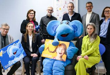 60 Jahre Kinderschutzbund Düsseldorf, Gruppenfoto der Schirmherren und -herrinnen mit dem Maskottchen, dem Elefanten