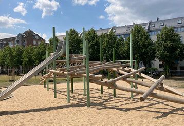 Den Mittelpunkt des Spielplatzes im IHZ-Park bildet eine Kletter- und Balancierkombination aus Robinienhölzern mit verschiedenen Kletternetzen und einer Rutsche