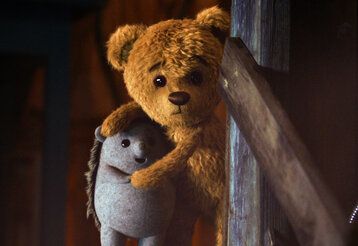 Plüschteddy und Plüschigel umarmen sich