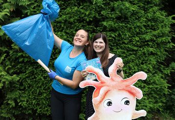 Victoria Blocksdorf und Alina Gries (von links) unterstützen das Projekt des Aquazoo zum World Oceans Day am 8. Juni