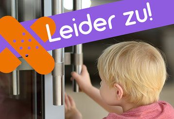 Ein kleiner Junge steht vor einer verschlossenen Tür. Über dem Foto liegt ein Schriftzug auf violettem Fond: Leider zu!