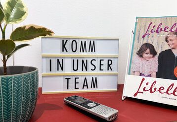 Zeitungsständer mit Schild