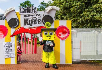Konferenz der Kinder Eingang mit verkleidetem Männchen, das winkt