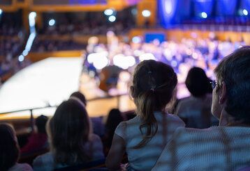 Kinder im Publikum bei einem Konzert in der Tonhalle