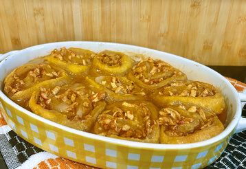 Auflaufform mit Kürbis-Apfel-Zimtschnecken