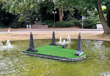 Kunstwerk Flügel liegt umgedreht in Springbrunnen