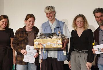 Fünf Personen stehen zusammen bei der Preiverleihung 2022