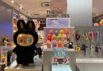 Labubu im Schaufenster von Pop Mart