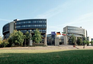 Das Landtagsgebäude NRW von außen im Sommer, im Vordergrund eine Wiese
