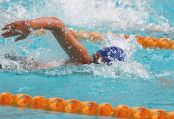 Schwimmer krault durch ein Schwimmbecken