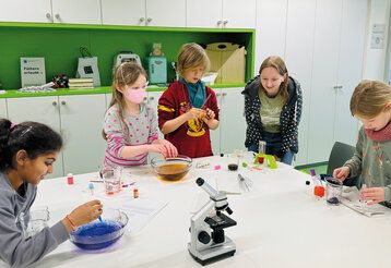 Kinder forschen in der Stadtbücherei