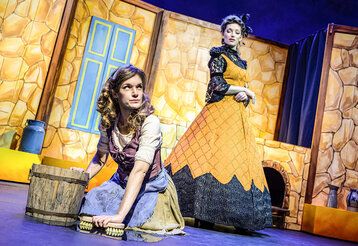 Stiefmutter zwingt Aschenputtel den Boden zu putzen