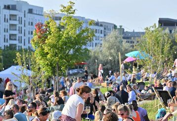 Besucher:innen des Sommerfestes Liebe das Leben im Maurice Ravel Park