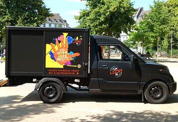 Das Loop Kinderrechtemobil steht auf dem Spielplatz