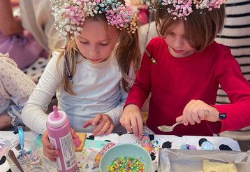 Mädchen basteln mit Streuseln beim Familiy-Circle-Event