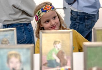 Mädchen bei Hans-Peter Feldmann-Ausstellung