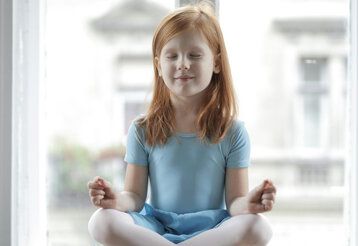 Mädchen macht Yoga