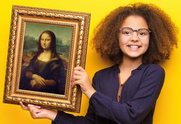 ein Mädchen hält einen antiken Bilderrahmen in der Hand, in dem eine Bild von Mona Lisa zu sehen ist