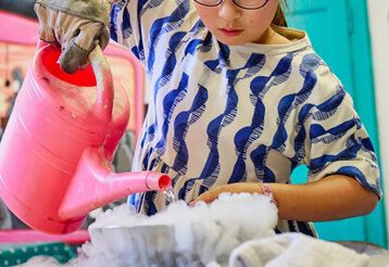 Mädchen mit Gießkanne, beim #MACHMA Workshop