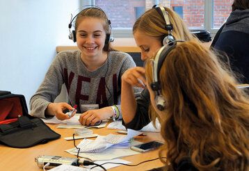 Mädchen mit Headsets bei Jugendmedientagen