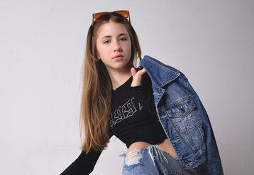 Mädchen mit Jeansjacke