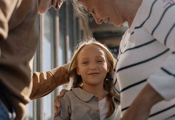ein Mädchen mit Opa und Oma