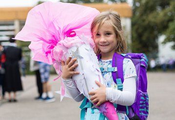 Mädchen mit Schultüte am ersten Schultag
