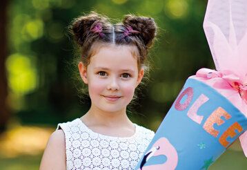 Porträt eines Mädchens mit Schultüte