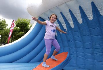 Mädchen beim Olympic Advenrure Camp Surfsimulator