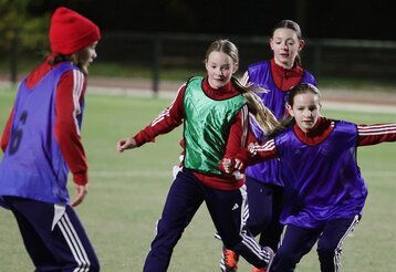 Eine Mädchen-Fußballmannschaft der Sportfreunde Gerresheim testete den neuen Platz an der Klotzbahn bei der Eröffnung.