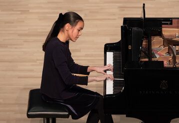 Impressionen vom Regionalwettbewerb "Jugend musiziert" 2026 in Düsseldorf, Mädchen spielt an einem Flügel